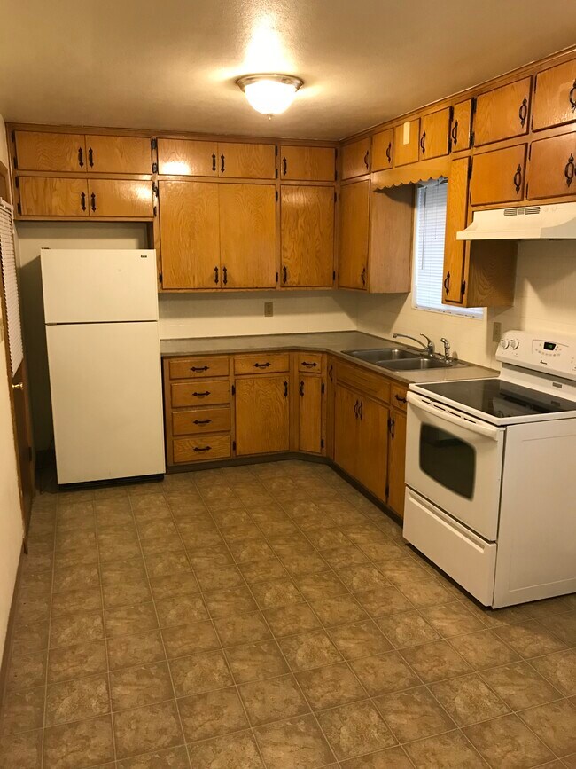 Kitchen - 2914 N River Blvd