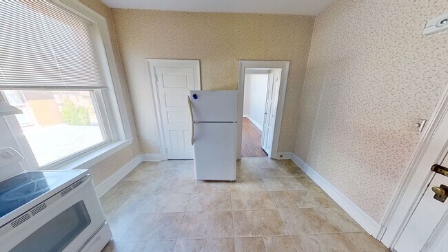 Building Photo - 2nd floor Apartment
