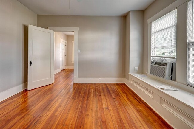 Building Photo - 115 Goldenrod St