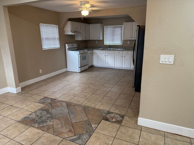 Foto del edificio - FRESHLY RENOVATED  MOVE IN READY!!