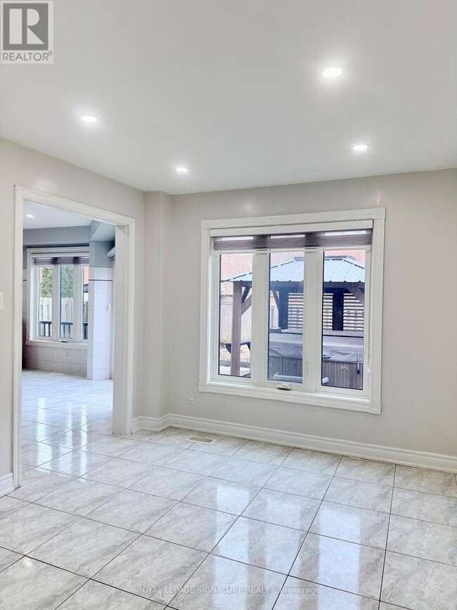 Building Photo - 16 Oak Knolls Crescent