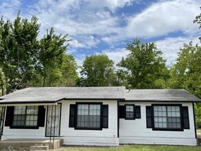 Building Photo - 2411 Montopolis Dr