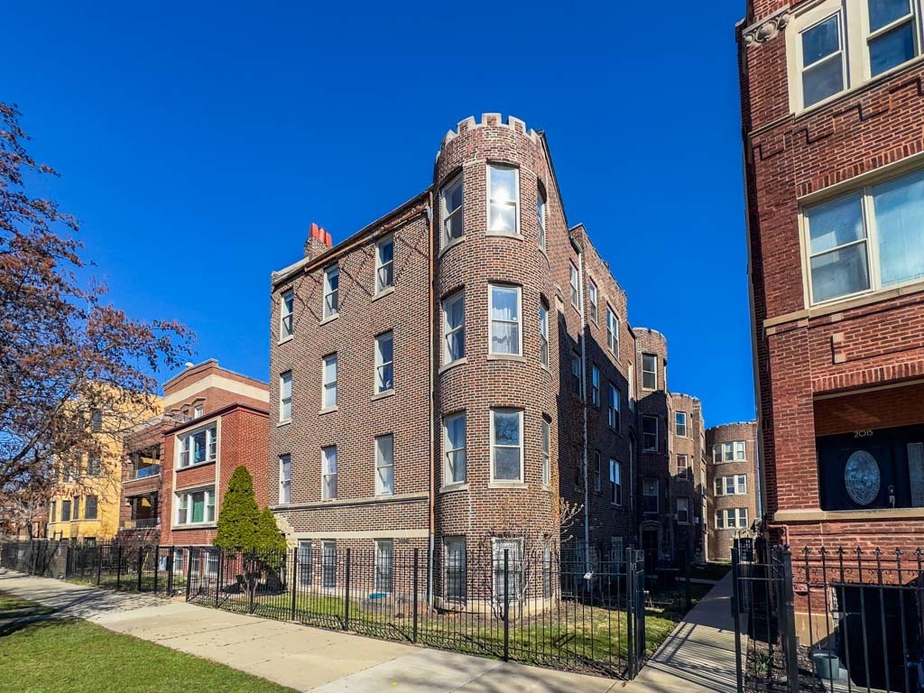Primary Photo - 2019 N Humboldt Blvd