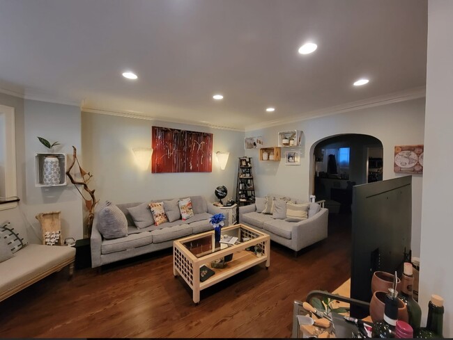 Building Photo - 7523 N Claremont Ave