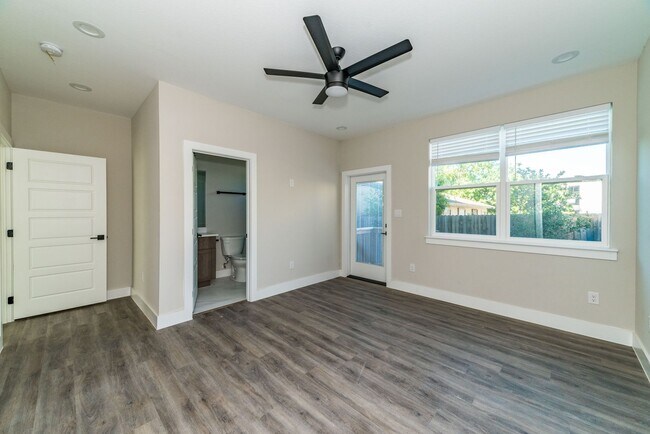 Building Photo - LUXURY ALAMO HEIGHTS TOWNHOME
