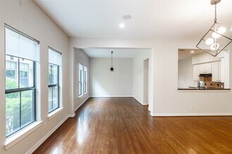 Building Photo - 2923 Royal Oaks Crest