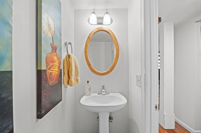 Building Photo - Available 9/1. Awesome 1 BR/1.5 BA Apartme...