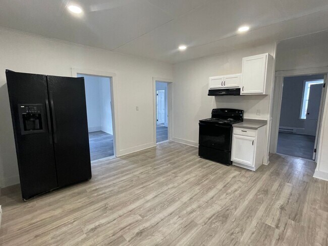 Foto del edificio - Beautifully Remodeled 2-Bedroom First Floor Apartment – Adams, MA – $1,500/month