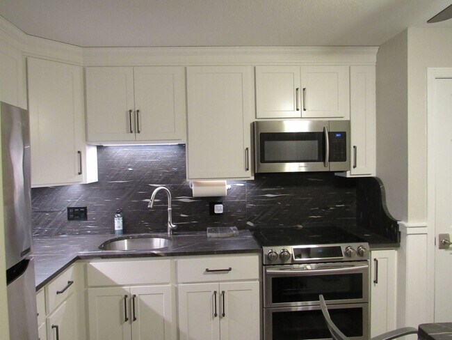 Building Photo - Manchester Oakbrook 2 Bedroom/ First Floor...