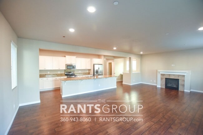 Building Photo - Modern and well designed 4 bd/ 2.5 bath home available mid-April!