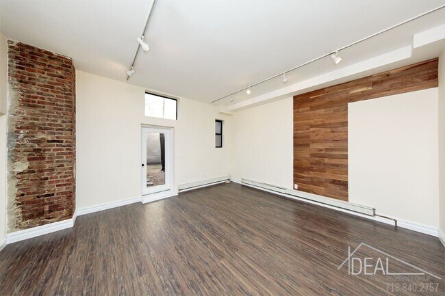 Building Photo - 70 Grand St