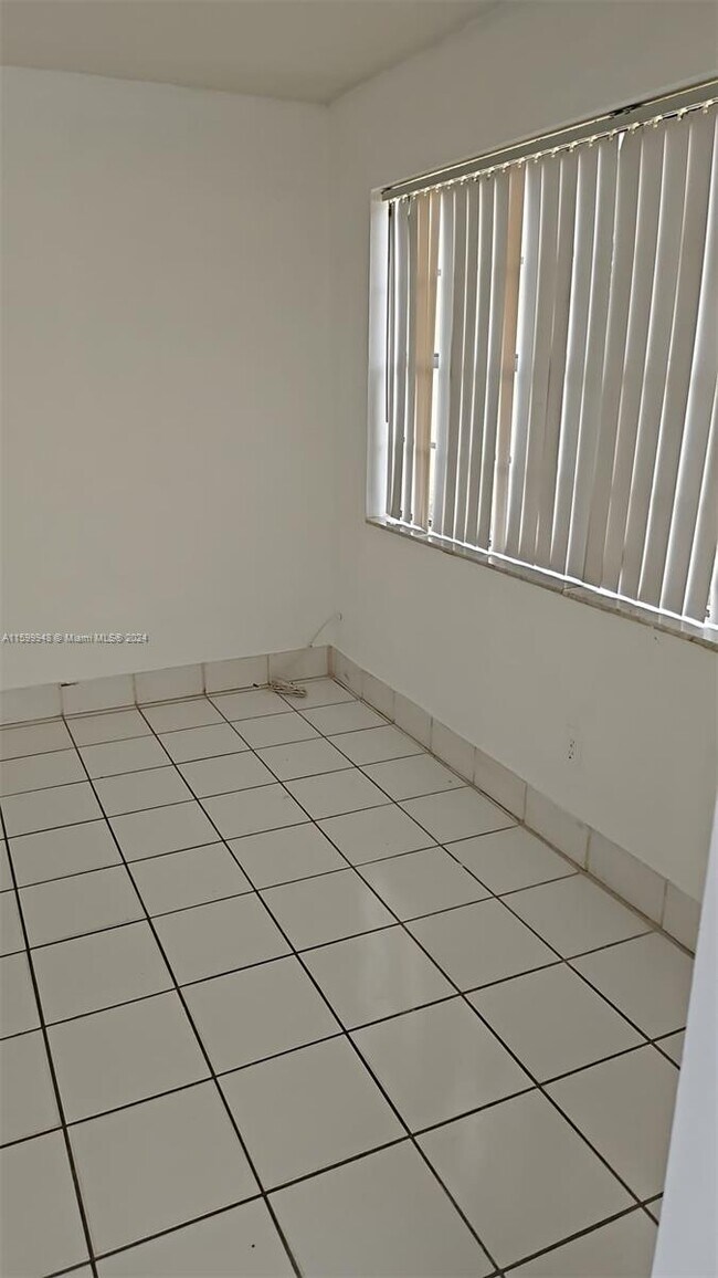 Building Photo - 1385 White Pine Dr