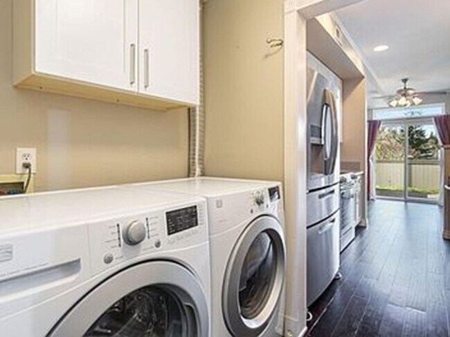 Building Photo - 3 Bedroom Townhome in Edmonds