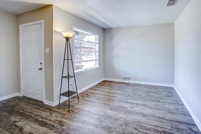 Building Photo - Great 3/2/2 Near Texas Tech and Medical Di...