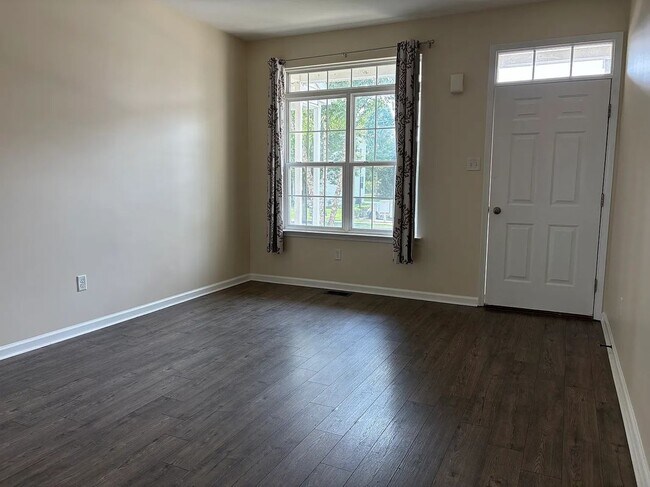 Building Photo - 948 King Way