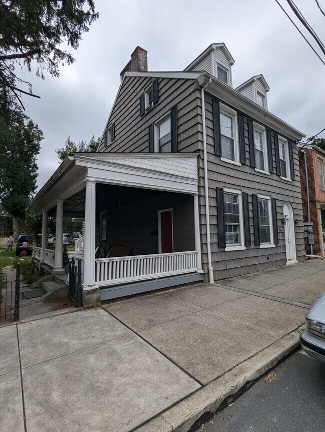 Foto del edificio - 210 E Main St