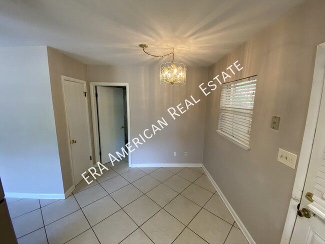 Building Photo - Heart of Fort Walton Beach!
