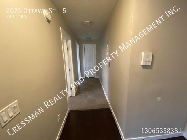 Building Photo - 2 bed, 1 bath apartment available near dow...