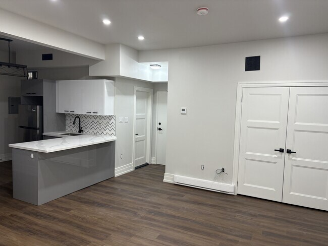 Photo du bâtiment - 52-52 Charlton Ave W