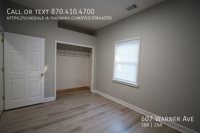 Building Photo - Recently renovated 3 bed / 2 bath house