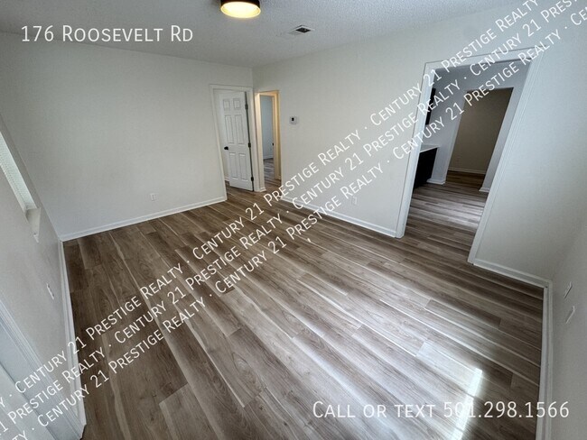 Foto del edificio - 176 Roosevelt Rd