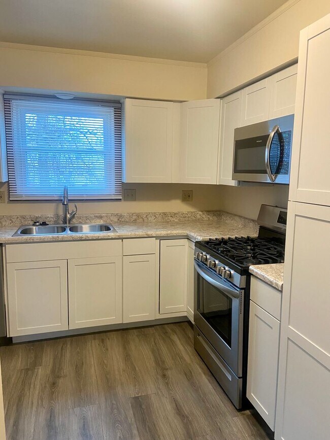 Building Photo - 2904-2910 Tamarack Drive