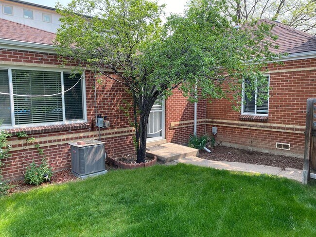 Building Photo - Wonderful Duplex Unit Close to Everything