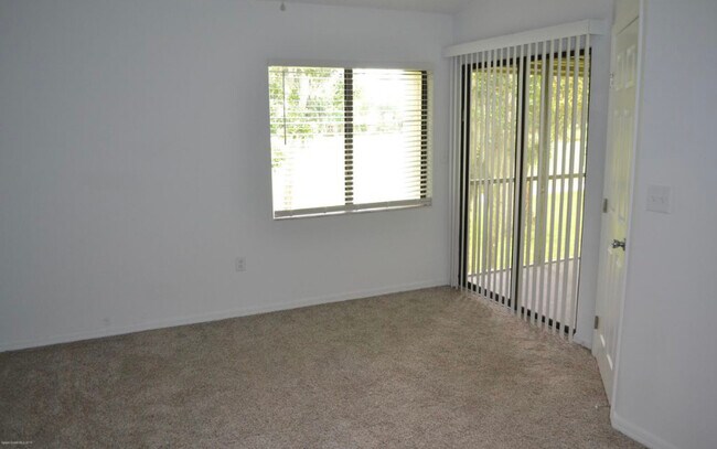 Building Photo - 1015 Country Club Dr