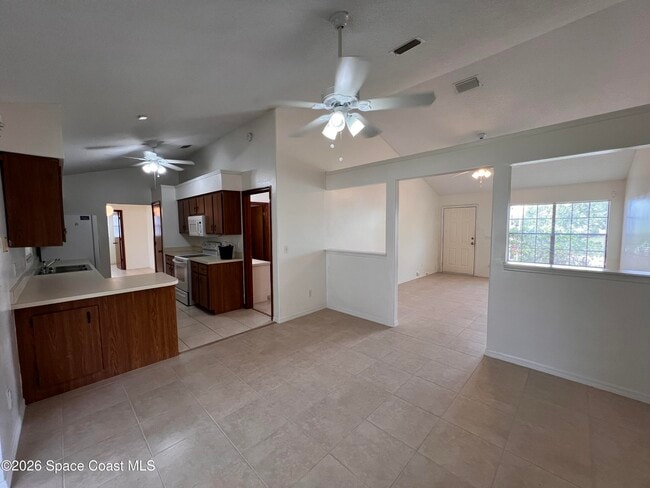 Building Photo - 818 7 Gables Cir SE