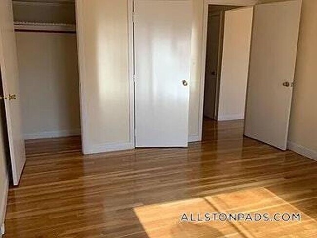Foto del edificio - No Brokers Fee Unit in Allston, Laundry on...