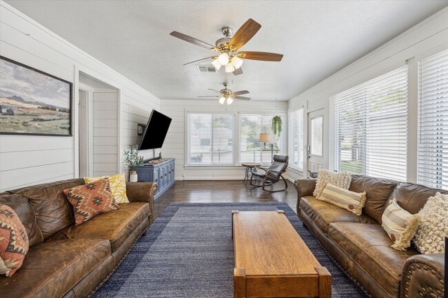 Building Photo - 711 S Tesch St