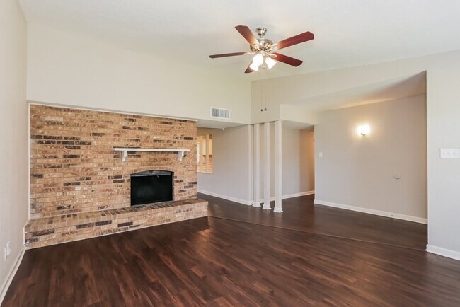 Foto del edificio - 7812 Burgundy Dr