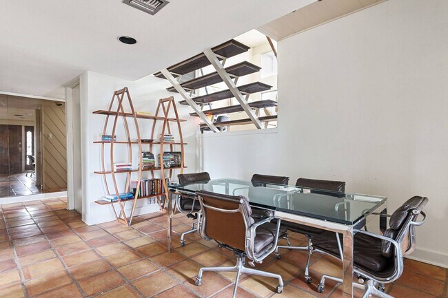 Building Photo - FURNISHED 2-BEDROOM TERRELL HEIGHTS CONDO