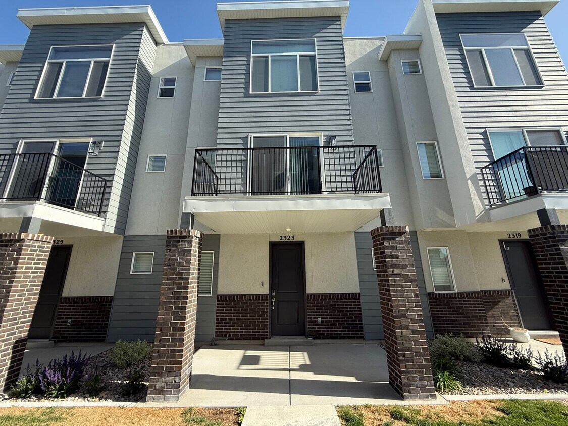 Foto principal - Beautiful 3 Bed 2.5 Bath Townhome in West ...