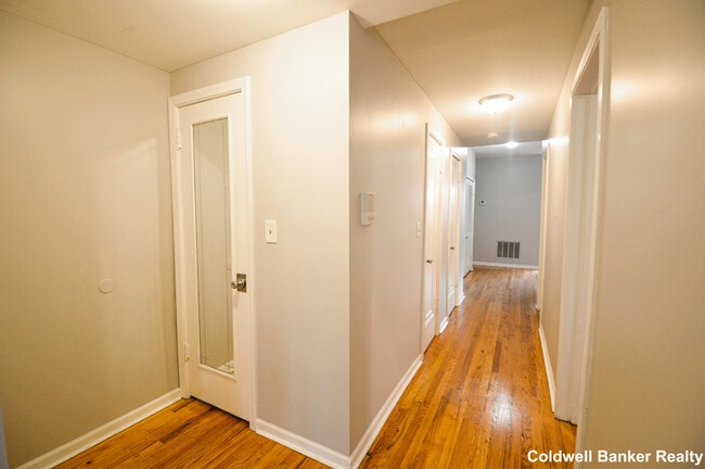Building Photo - 2510 N Harding Ave
