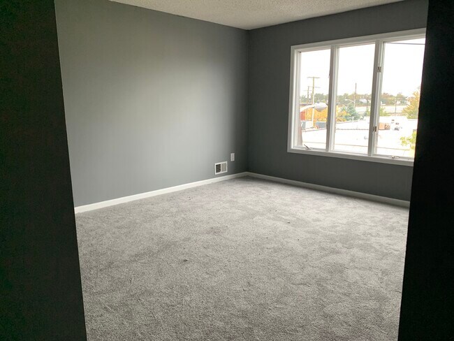 Bedroom - 16 E Front St