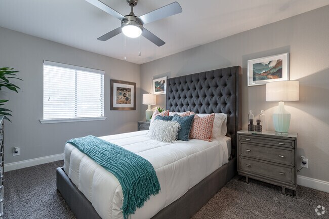 1,5 habitaciones, 1 baño, 790 pies cuadrados, dormitorio - Flintridge Apartment Homes