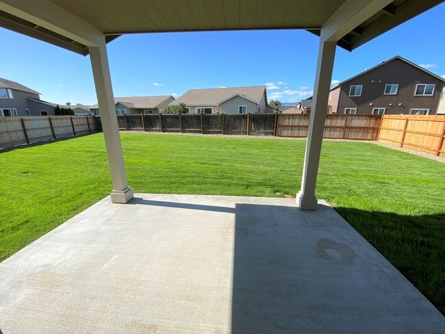 Foto del edificio - Newer, Spacious 5 Bedroom 3 Bed House!
