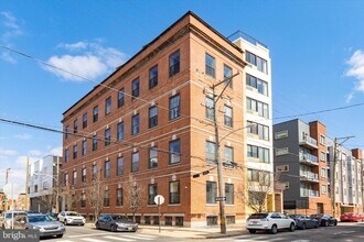Building Photo - 1637 Poplar Street Unit N1