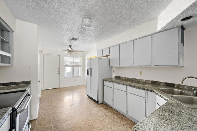 Foto del edificio - 7214 Salt Springs Dr