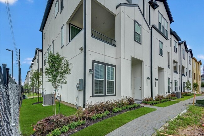 Building Photo - 2710 Grand Fountains Dr