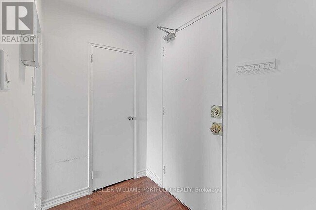 Photo du bâtiment - 921 Midland Ave