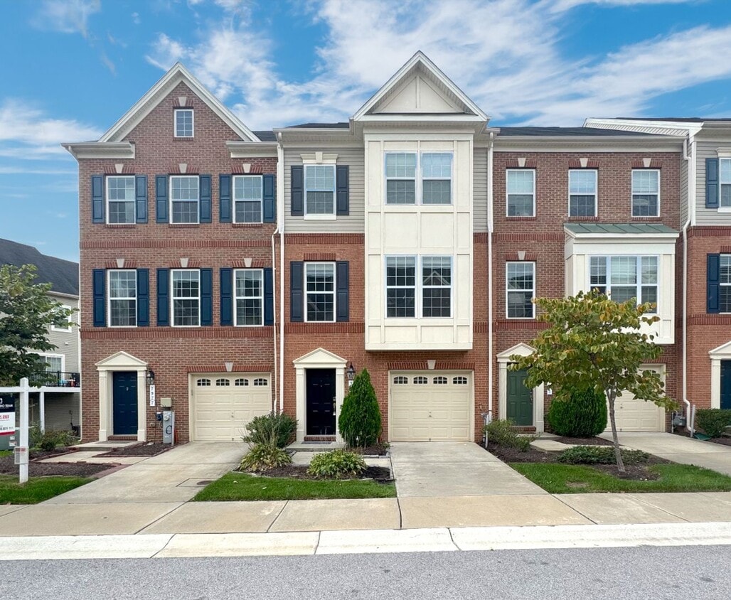 Foto principal - Stunning 4 BR/3 Full BA & 2 Half BA Townho...
