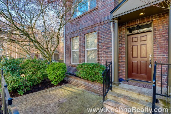Foto del edificio - Beautiful Corner Lot 3BD* 3BA* Townhome Lo...
