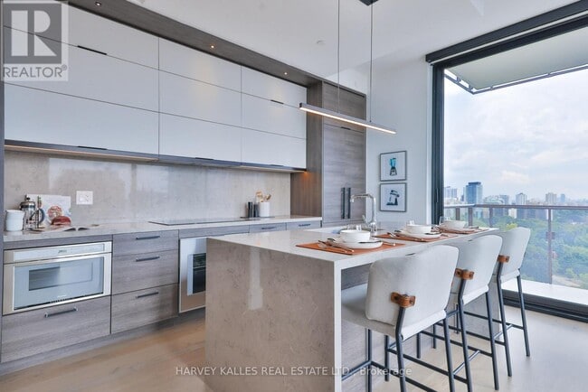 Photo du bâtiment - 215 Lonsdale Rd