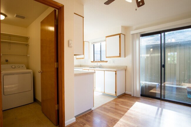Foto del edificio - Updated Townhouse with Garage, Patio, DW, WD + FIREPLACE!!