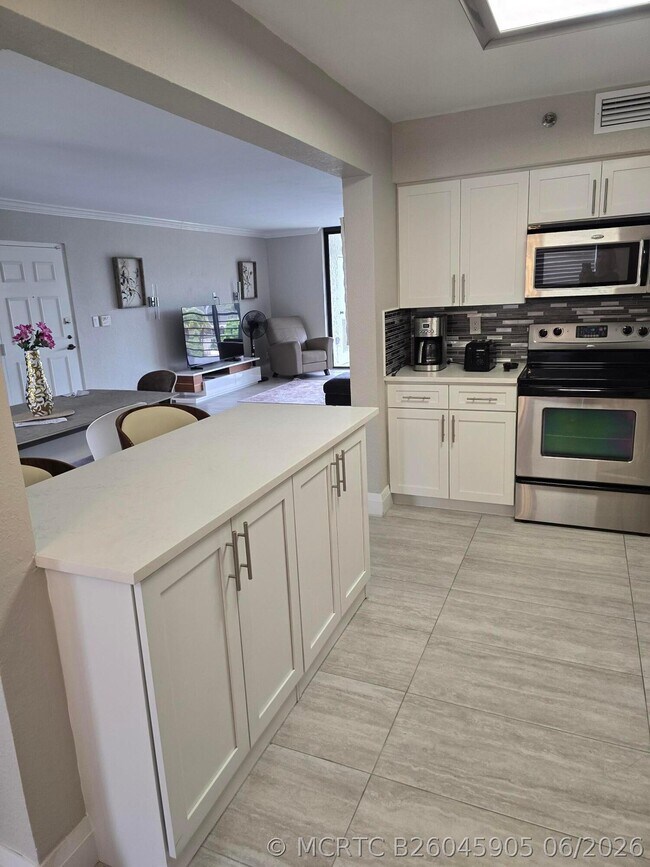 Building Photo - 7580 Regency Lake Dr