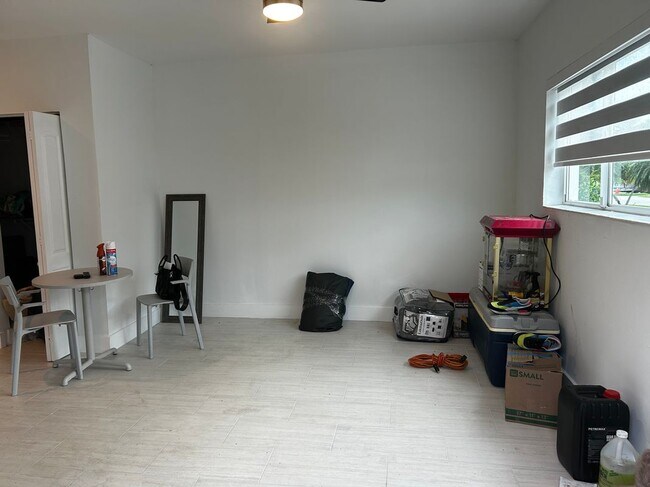 Foto del edificio - 1615 N 28th Ct
