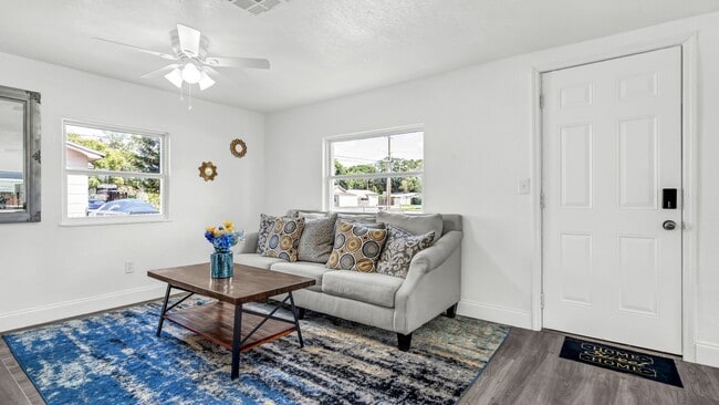 Building Photo - Fully Updated 4-Bedroom Furnished Home in ...