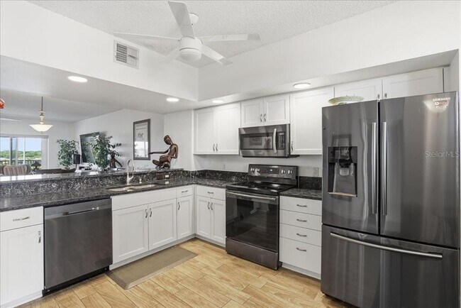 Foto del edificio - 6425 Shoreline Dr